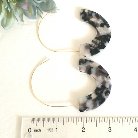 Tortoise Shell Resin Dangle Earrings - Picture 2 of 3